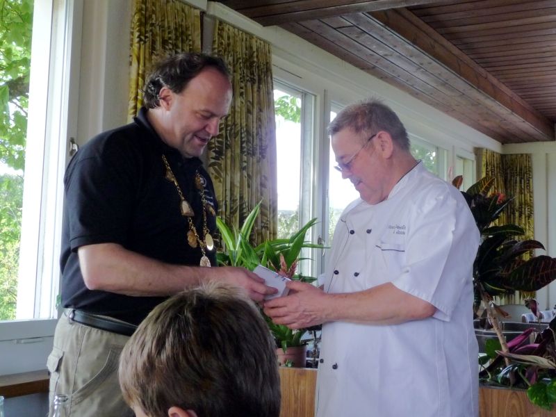 415_P1510440.JPG - Jürg, Organisator unseres Ausflugs, überreicht dem Chef des Restaurants Geerlisburg, Herrn Joos, ...