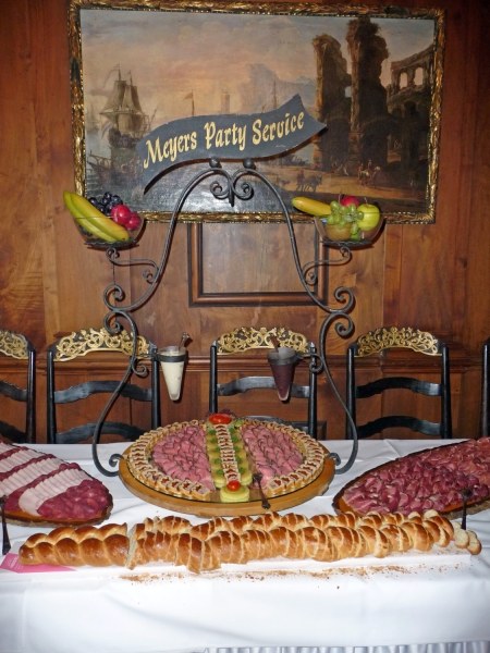 001_P1490516.jpg - Das traditionelle opulente Buffet von Meyers Party Service...