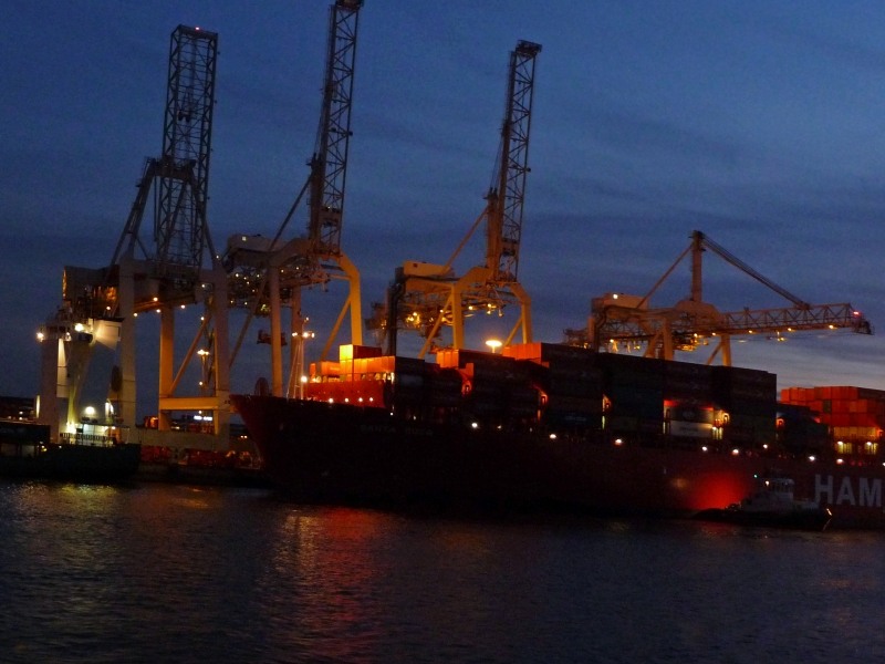 345_P1560542.JPG - der Hafen ruht auch nachts nie