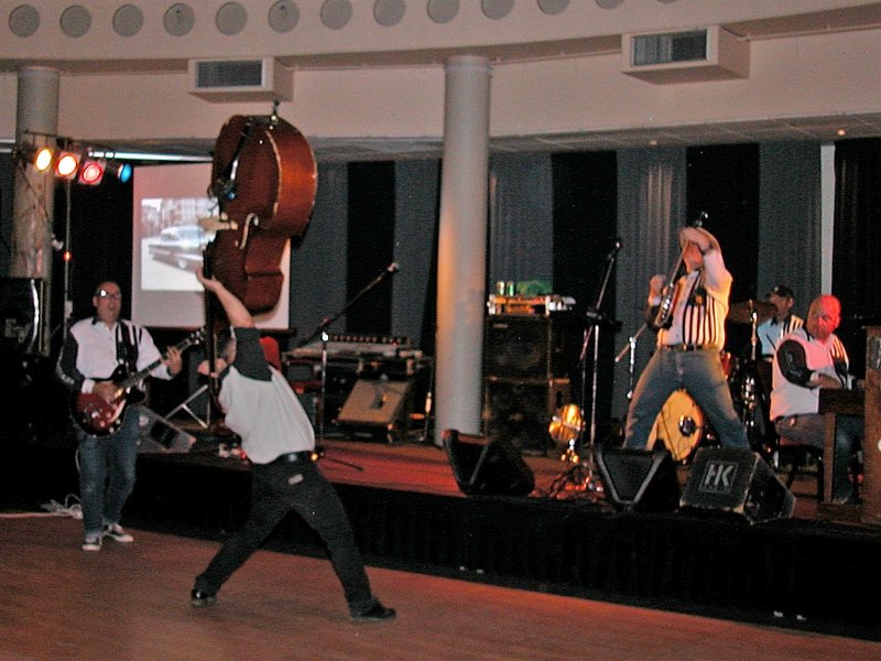 306_DSCN4105.JPG - ...spielte fetzigen Sound mit akrobatischen Einlagen