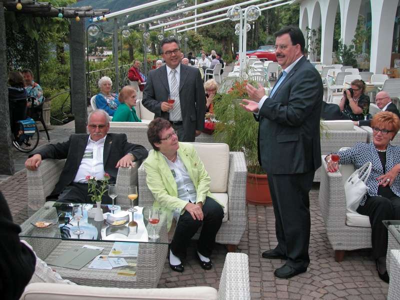 3105_DSCN5767.JPG - Unser Präsident stellt uns den Hoteldirektor Martin Faes vor, der uns den Apéro spendiert hat      