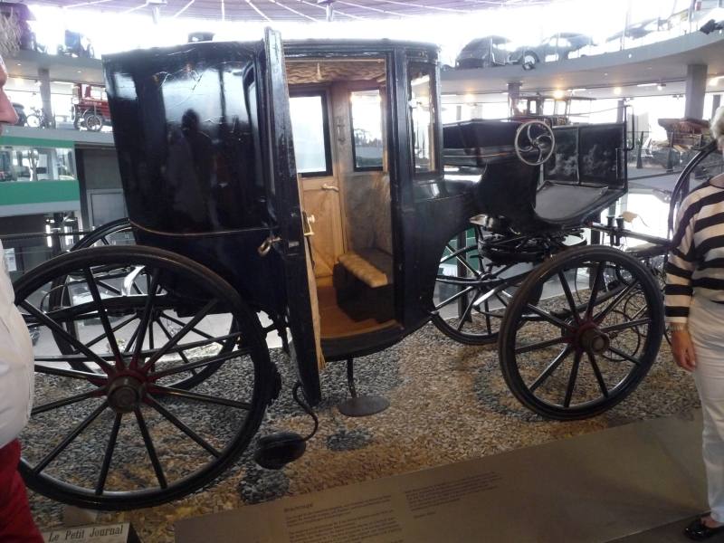 0235_P1650610.JPG - Daneben gibt es eine permanente Ausstellung mit Zeitzeugen der Automobilgeschichte, hier z.B. eine Kutsche von Reinbolt & Christe, Basel 