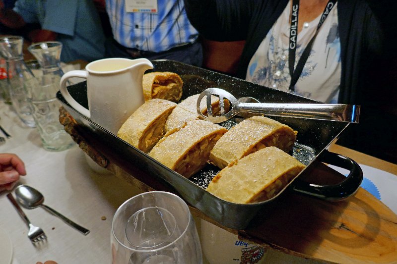 25-355_P1300008.JPG - Apfelstrudel mit Vanillecreme