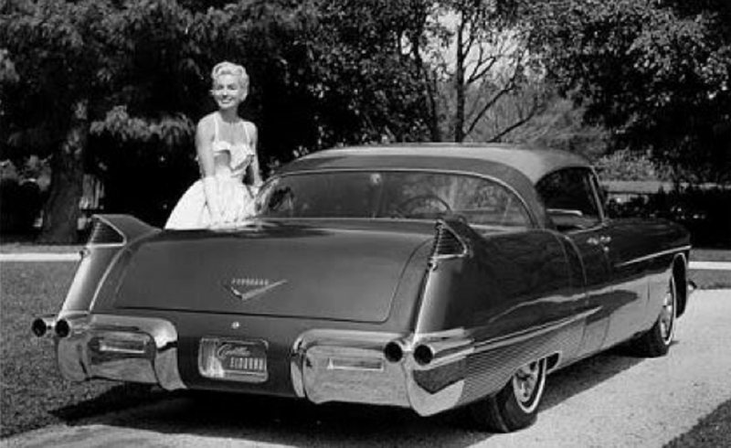 1955_Eldorado_Brougham_Motorama_01b.jpg - [de]1955 Cadillac Eldorado. Die Heckflossen und zurückgesetzten Rücklichter sind in der ureigensten Cadillac-Tradition. Diese spezielle Variante wurde in keinem der späteren Serienmodelle verwendet. Die Abgase wurden durch Öffnungen in der Stossstange geleitet. Dies eliminierte zwar die hässlichen herunterhängenden Auspuffrohre, verursachte aber bei den Serienmodellen starke Korrosion (www.cadillacdatabase.org)[en]1955 Cadillac Eldorado. The tail-fins and recessed tail-lights are in the purest Cadillac tradition; this particular design was never used on any later production models. Exhaust gasses were channeled through the ports in the rear bumper; while this arrangement eliminated ugly exhaust pipes hanging below car, it caused severe corrosion of the rear bumper ends in earlier and later production cars that used that arrangement. (www.cadillacdatabase.org)