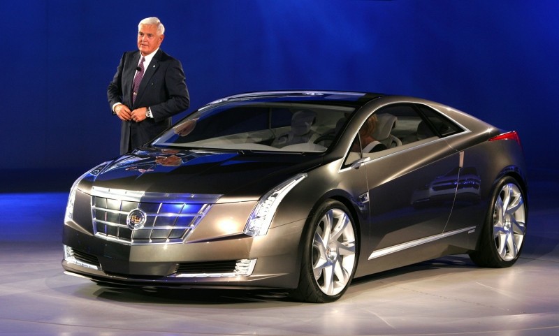 2009_Converj_Concept02.jpg - [de]GMs Vize-Verwaltungsratsvorsitzender, Bob Lutz, präsentiert das Converj Luxuscoupé an der North American International Auto Show in Detroit, Michigan, am 11. Januar 2009 [en]General Motors Vice Chairman Bob Lutz introduces the Cadillac Converj electric luxury coupe concept at the North American International Auto Show in Detroit, Michigan Sunday, January 11, 2009. The four-passenger vehicle will provide up to 40 miles of gas-and-emissions-free electric driving with extended-range capability of hundreds of miles. (Photo by John F. Martin for General Motors)