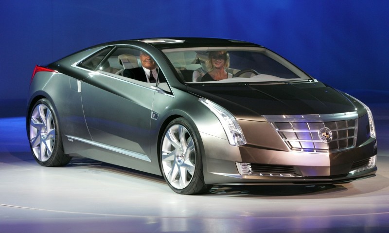 2009_Converj_Concept03.jpg - [de]GMs Vize-Verwaltungsratsvorsitzender, Bob Lutz, fährt mit dem Converj Luxuscoupé vor, das sein weltweites Debut an der North American International Auto Show in Detroit, Michigan, am 11. Januar 2009 macht. [en]General Motors Vice Chairman Bob Lutz (left) arrives in the Cadillac Converj electric luxury coupe concept - making its world debut - at the North American International Auto Show in Detroit, Michigan Sunday, January 11, 2009. The four-passenger vehicle will provide up to 40 miles of gas-and-emissions-free electric driving with extended-range capability of hundreds of miles.  (Photo by John F. Martin for General Motors)