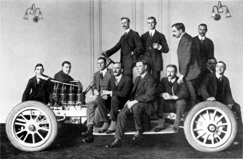 1912_Chassis_SelfStarter_w_Engineers_W12CA-HV02.jpg - 1912 Der neue elektrische Starter konnte das Chassis mit 12 Ingenieuren als Passagieren vorwärts bewegen
