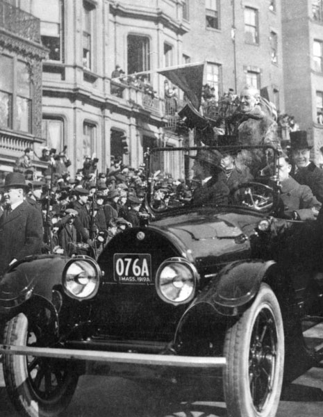 1919_Type-57_President_Wilson.jpg - US-Präsident Woodrow Wilson in einem 1919 Cadillac Type 57. Er war der erste US-Präsident, der europäischen Boden betrat