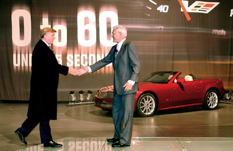 2006_XLR-V_NYCadillacXLRV04.jpg - [de]New Yorks Ikone, Donald Trump (links), hilft Bob Lutz, GMs Vize-Verwaltungsratspräsidenten, den neuen 2006 XTS-V "in weniger als 5 Sekunden" zu präsentieren, an der New York International Auto Show am 23. März 2005 im Javits Center[en]New York icon Donald Trump (left) helps General Motors Vice Chairman Bob Lutz introduce the new 2006 Cadillac XLR-V in "under 5 seconds" at the New York  International Auto Show Wednesday, March 23, 2005 at Javits Center. (General Motors/Steve Fecht)