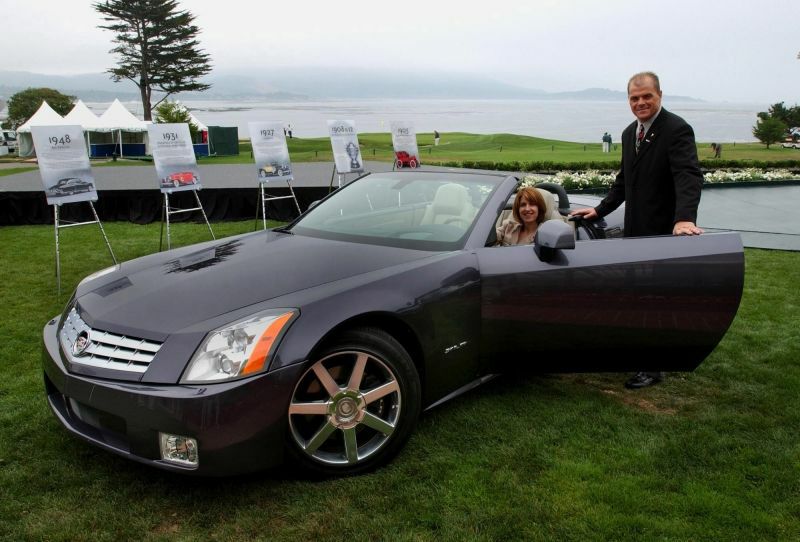 2002_XLR_Limited_Ed_NM-XLR.03.jpg - [de]Karen Katz, Präsidentin und CEO von Neiman Marcus Versand, und Mark LaNeve, Cadillacs Generaldirektor mit der Neiman Marcus Limited Edition des 2004 Cadillac XLR in Pebble Beach[en]Karen Katz, President and CEO of Neiman Marcus Direct, and Mark LaNeve, Cadillac general manager, with the Neiman Marcus limited edition 2004 Cadillac XLR at Pebble Beach.                               