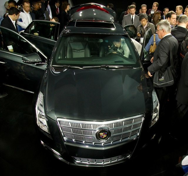 2013_XTS_LAAS11_Reveal133.jp.jpg - [de]Die Medien begutachten den 2013 XTS von Nahem an der Los Angeles Motorshow am 16. November 2011[en]Media get a closer look at the 2013 Cadillac XTS at the Los Angeles International Auto Show Wednesday, November 16, 2011 in Los Angeles, California. Larger than the CTS, the new XTS is the most technologically advanced production car in the brand’s history. It has a 3.6L direct injection engine and advanced all-wheel drive system, marking a shift to more-efficient performance in a roomier luxury sedan. The XTS also marks the debut of CUE with auto industry-first controls and commands for information and media control. (Cadillac News Photo)