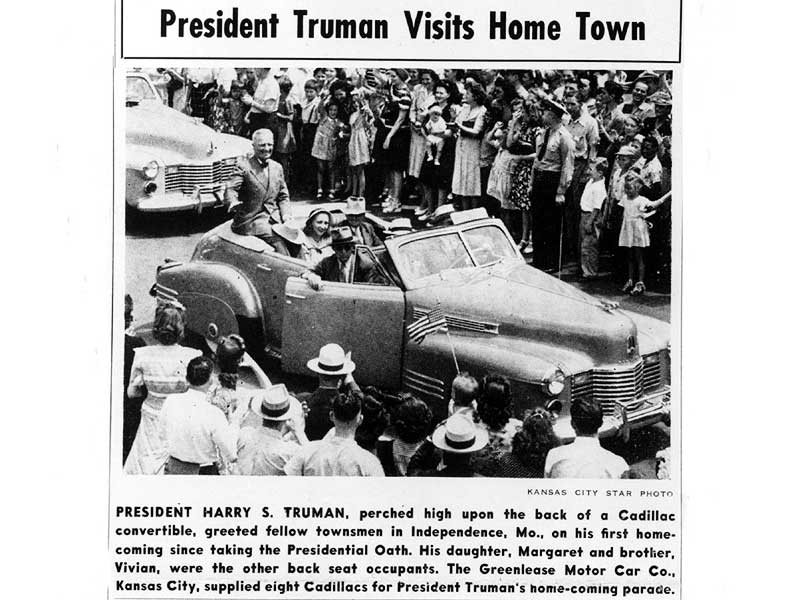 1946_Series_62_Conv_Truman_01_GM.jpg - [de]Präsident Harry S. Truman in einem 1946 Cadillac Series 62 Convertible[en]President Harry S. Truman in a 1946 Cadillac Series 62 Convertible