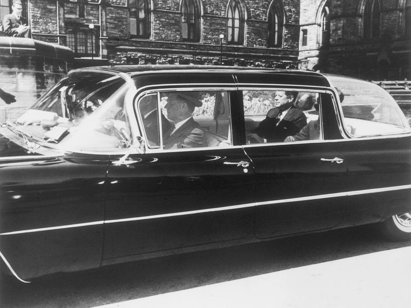 1959_Fltwd75Kennedy.jpg - [de]Präsident John F. Kennedy in einem 1959 Cadillac Fleetwood 75[en]President John F. Kennedy in a 1959 Cadillac Fleetwood 75
