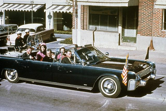 KennedylimobeforeElm.jpg - [de]Präsident John F. Kennedy in einer Lincoln Continental Limousine[en]Präsident John F. Kennedy in a Lincoln Continental Limousine